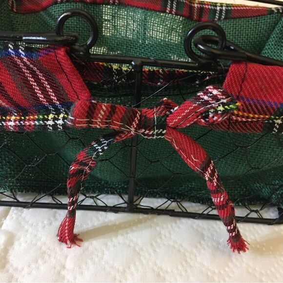 Christmas NWT  Green & Red Basket - Picture 2 of 7